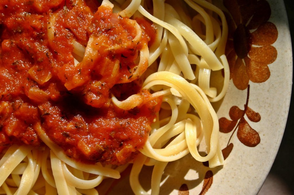 pasta, noodles, tomato sauce-482402.jpg